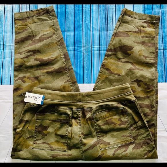 Terra & Sky Women's Plus Size Cargo
Utility Pants - Picture 10 of 13